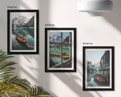 Trittico incorniciato Veduta di un lago di montagna con barche e una casa in riva all'acqua.