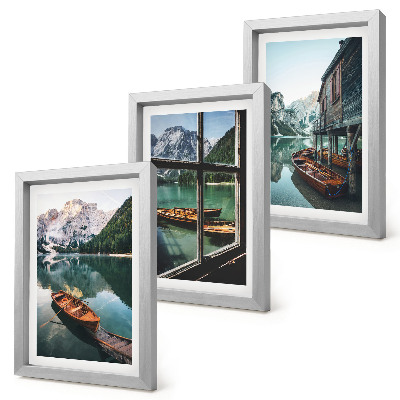 Trittico incorniciato Veduta di un lago di montagna con barche e una casa in riva all'acqua.