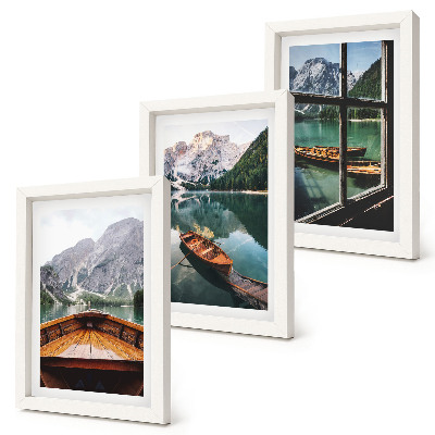 Composizione di 3 quadri Veduta di un lago di montagna con barche e una finestra sullo sfondo.