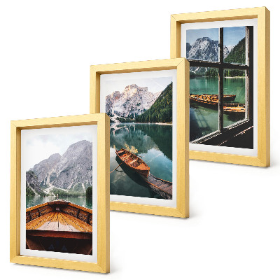 Composizione di 3 quadri Veduta di un lago di montagna con barche e una finestra sullo sfondo.