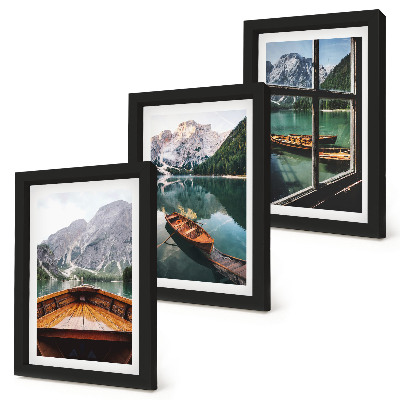 Composizione di 3 quadri Veduta di un lago di montagna con barche e una finestra sullo sfondo.