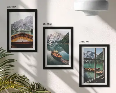 Composizione di 3 quadri con veduta di un lago di montagna con barche e una finestra sullo sfondo