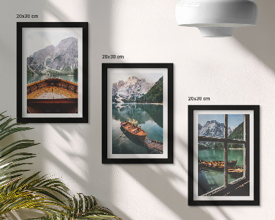 Composizione di 3 quadri Veduta di un lago di montagna con barche e una finestra sullo sfondo.