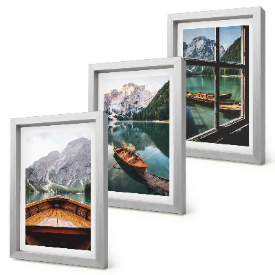 Composizione di 3 quadri Veduta di un lago di montagna con barche e una finestra sullo sfondo.
