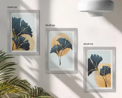 Trittico di quadri decorazione con eleganti foglie di ginkgo su sfondo chiaro