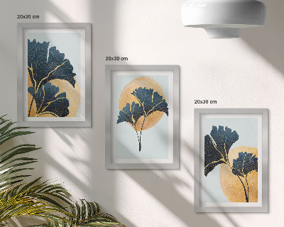 Composizione di 3 quadri Eleganti foglie di ginkgo su sfondo chiaro.