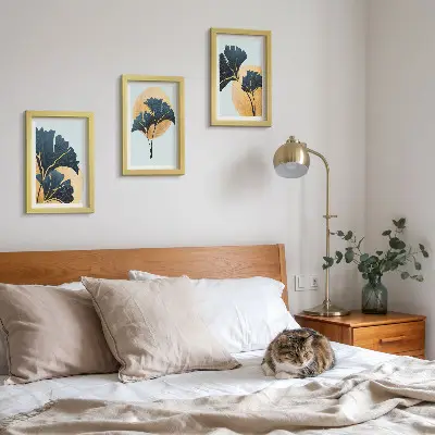 Trittico di quadri decorazione con eleganti foglie di ginkgo su sfondo chiaro