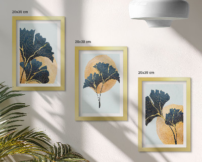 Composizione di 3 quadri Eleganti foglie di ginkgo su sfondo chiaro.