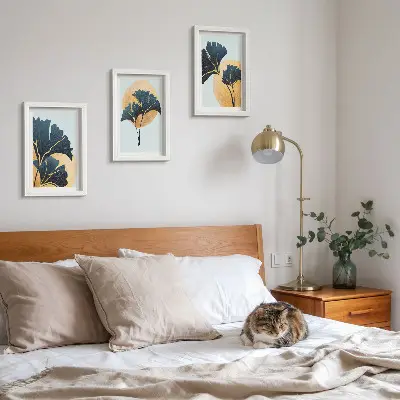 Trittico di quadri decorazione con eleganti foglie di ginkgo su sfondo chiaro