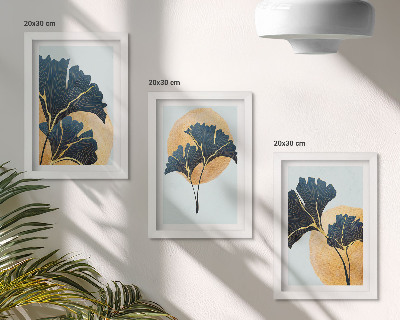 Composizione di 3 quadri Eleganti foglie di ginkgo su sfondo chiaro.
