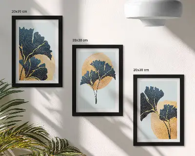 Trittico di quadri decorazione con eleganti foglie di ginkgo su sfondo chiaro