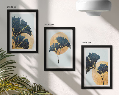 Composizione di 3 quadri Eleganti foglie di ginkgo su sfondo chiaro.
