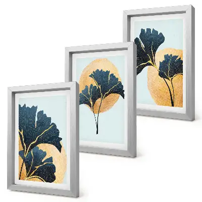 Trittico di quadri decorazione con eleganti foglie di ginkgo su sfondo chiaro