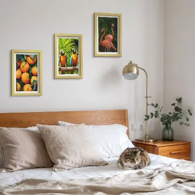 Trittico incorniciato con accenti fruttati, pappagalli e fenicotteri ai tropici