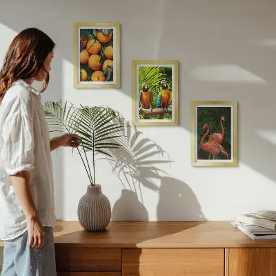 Trittico incorniciato con accenti fruttati, pappagalli e fenicotteri ai tropici