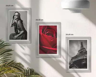 Trittico incorniciato raffigurante una parigina con occhiali da sole rosa e la Torre Eiffel