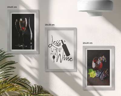 Trittico incorniciato Bicchieri di vino con uva e una scritta sul vino