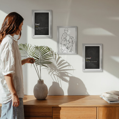 Composizione di 3 quadri Illustrazione stilizzata di una famiglia con definizioni di amore e paternità.