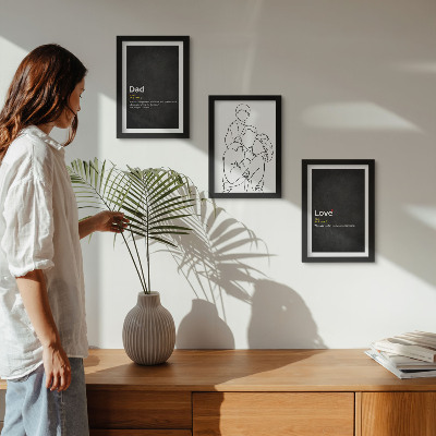 Composizione di 3 quadri Illustrazione stilizzata di una famiglia con definizioni di amore e paternità.