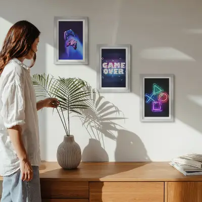 Composizione di 3 quadri con grafica a tema Gamepad e icone di Game Over