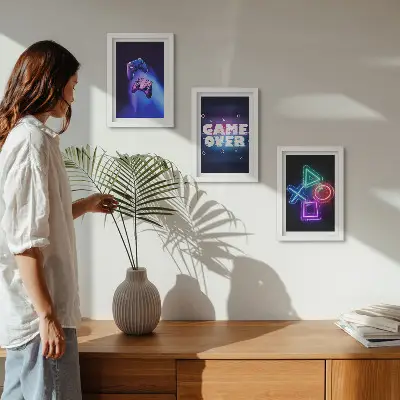 Composizione di 3 quadri con grafica a tema Gamepad e icone di Game Over