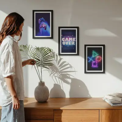 Composizione di 3 quadri con grafica a tema Gamepad e icone di Game Over