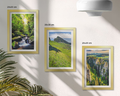 Composizione di 3 quadri Paesaggi montani verdi con cascata e foresta