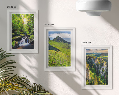 Composizione di 3 quadri Paesaggi montani verdi con cascata e foresta