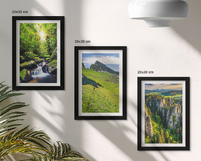 Composizione di 3 quadri Paesaggi montani verdi con cascata e foresta