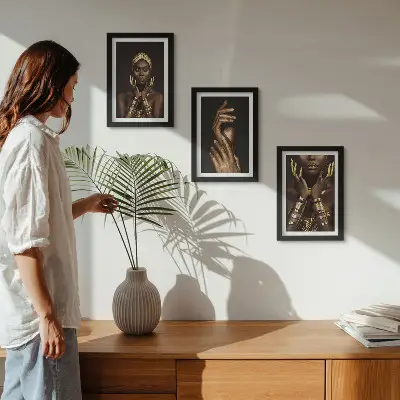 Composizione di 3 quadri con eleganti ritratti di una donna africana