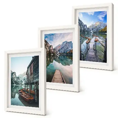 Trittico di quadri paesaggio di un tranquillo lago di montagna con barche di legno