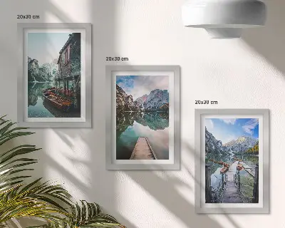 Trittico di quadri paesaggio di un tranquillo lago di montagna con barche di legno