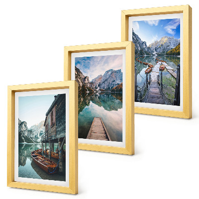 Composizione di 3 quadri Un tranquillo lago di montagna con barche di legno