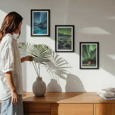 Trittico incorniciato paesaggi invernali con aurora boreale sulle montagne