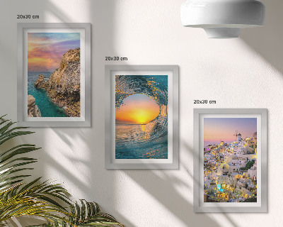 Composizione di 3 quadri Panorami del mare, delle onde e delle case bianche di Santorini, Grecia.