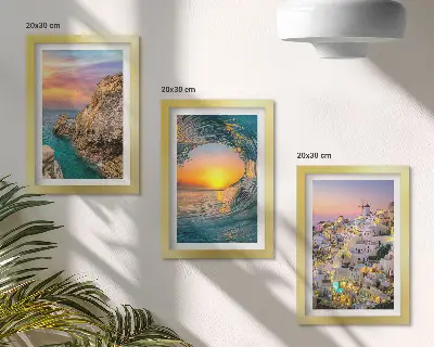 Composizione di 3 quadri con panorami del mare, delle onde e delle case bianche di Santorini, Grecia