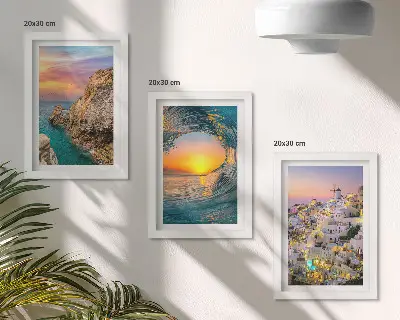 Composizione di 3 quadri con panorami del mare, delle onde e delle case bianche di Santorini, Grecia