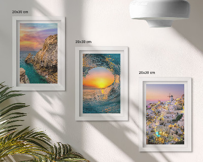 Composizione di 3 quadri Panorami del mare, delle onde e delle case bianche di Santorini, Grecia.