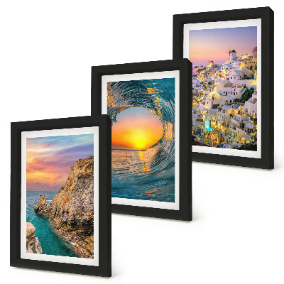 Composizione di 3 quadri Panorami del mare, delle onde e delle case bianche di Santorini, Grecia.