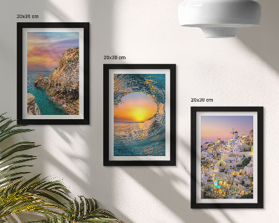 Composizione di 3 quadri Panorami del mare, delle onde e delle case bianche di Santorini, Grecia.