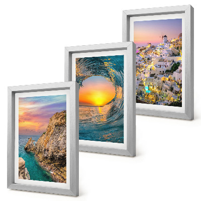 Composizione di 3 quadri Panorami del mare, delle onde e delle case bianche di Santorini, Grecia.