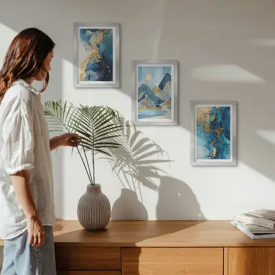 Composizione di 3 quadri motivo astratto con montagne blu
