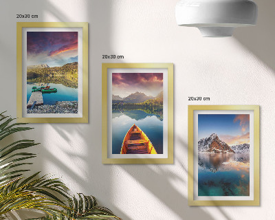 Trittico incorniciato Laghi tranquilli con paesaggio montano e una barca