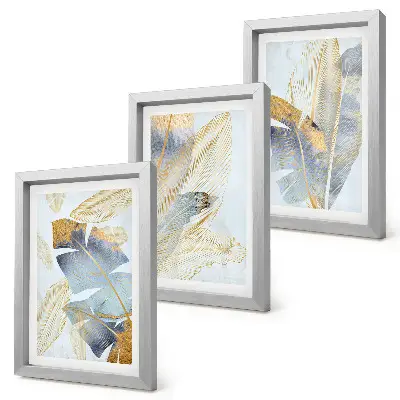 Trittico di quadri con foglie nelle tonalità del blu e del beige su sfondo chiaro