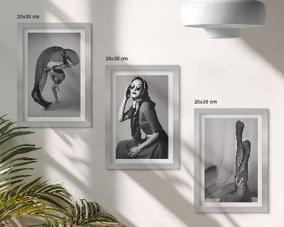 Composizione di 3 quadri Eleganti ritratti in bianco e nero di donne in pose raffinate.