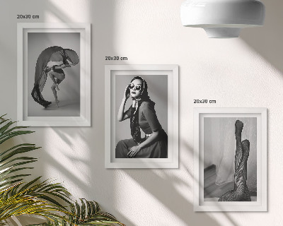 Composizione di 3 quadri Eleganti ritratti in bianco e nero di donne in pose raffinate.