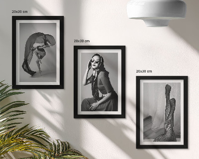 Composizione di 3 quadri Eleganti ritratti in bianco e nero di donne in pose raffinate.
