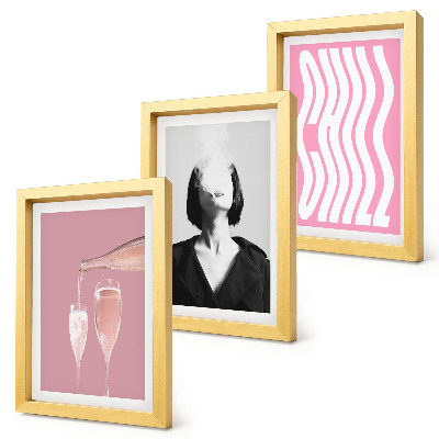 Trittico incorniciato Elegante ritratto di una donna che si rilassa bevendo champagne.