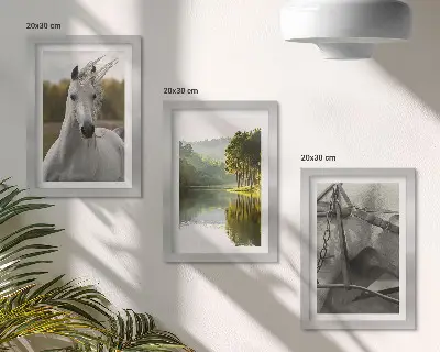 Trittico di quadri cavalli bianchi in riva al fiume con paesaggio naturale