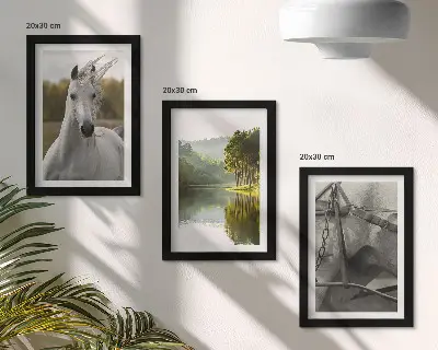 Trittico di quadri cavalli bianchi in riva al fiume con paesaggio naturale